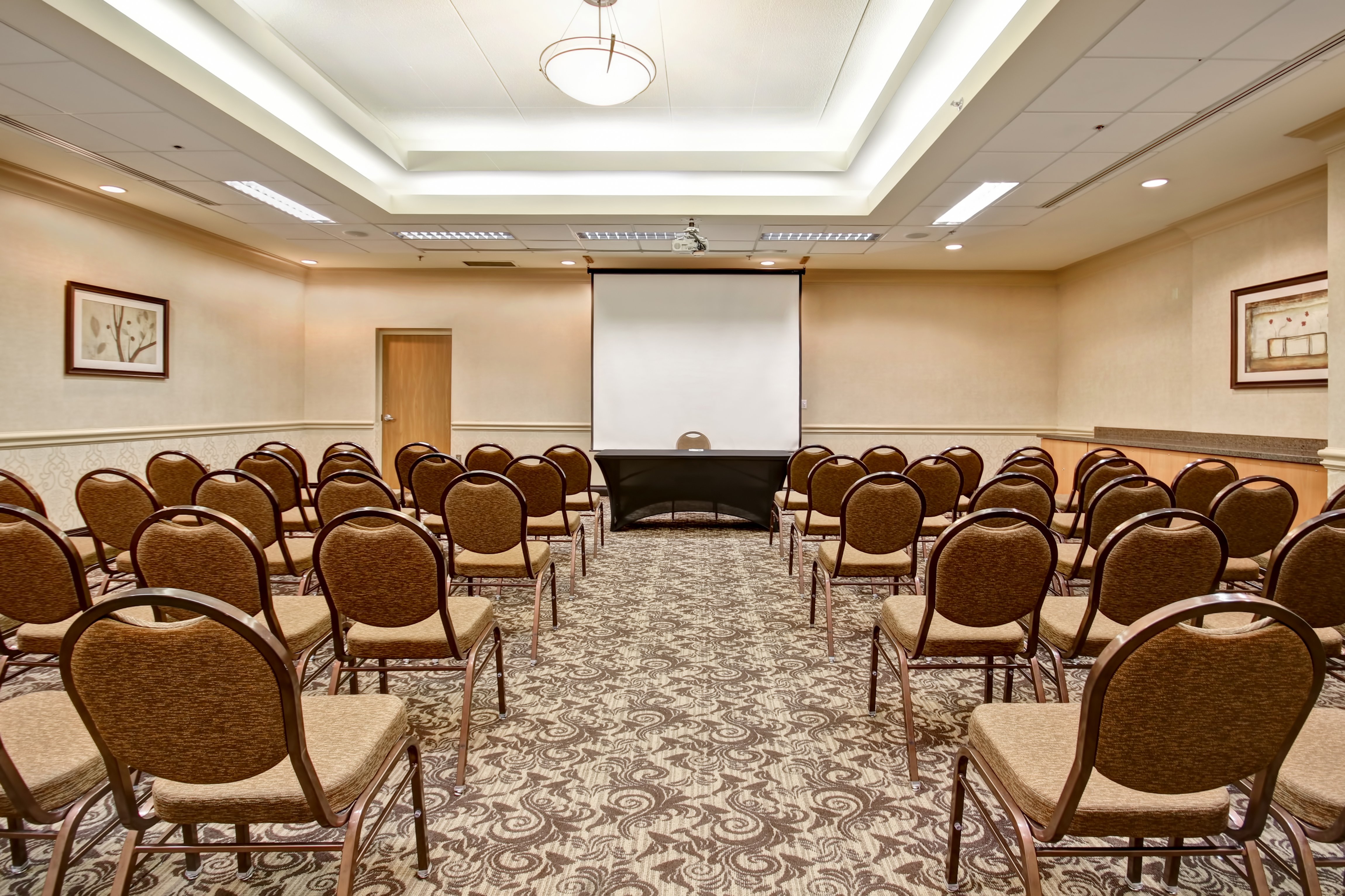 Holiday Inn Suites Windsor Ambassador Bridge 55/72