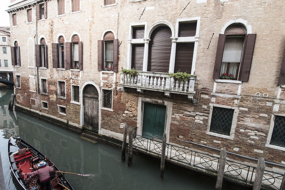 Charming Venice Apartments 75/78