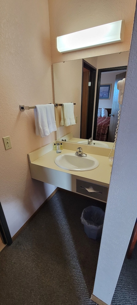 Mackinaw Budget Inn 41/50