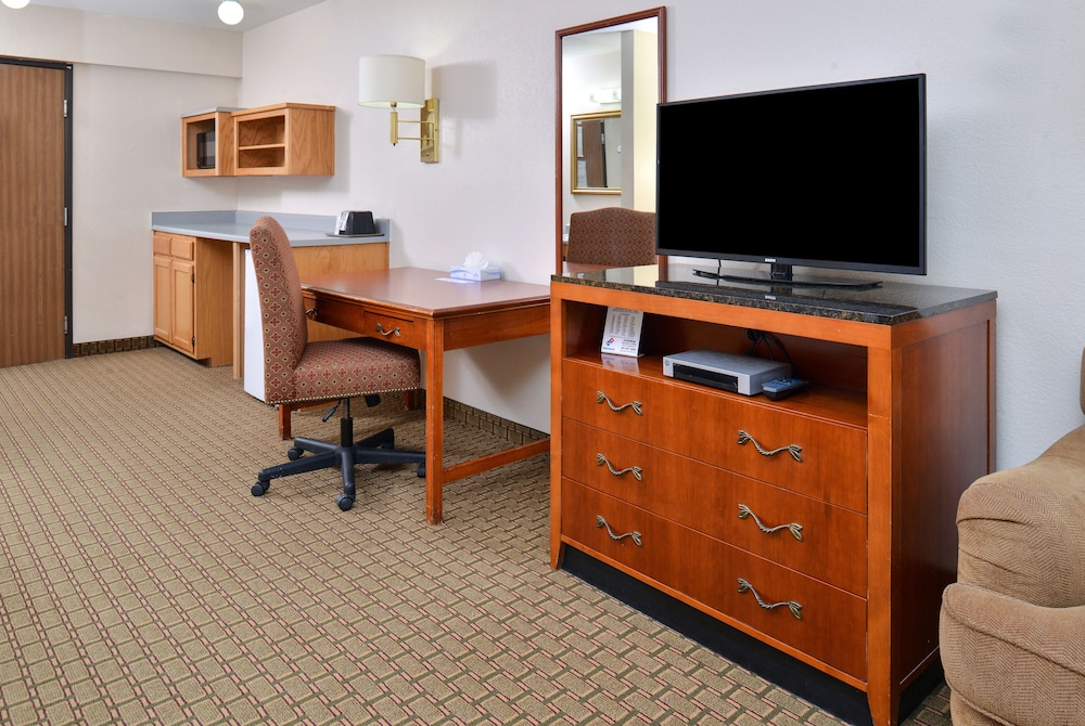 GuestHouse Inn and Suites Cheyenne 21/28
