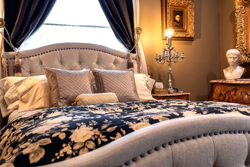South Broadway Manor Bed and Breakfast 43/72