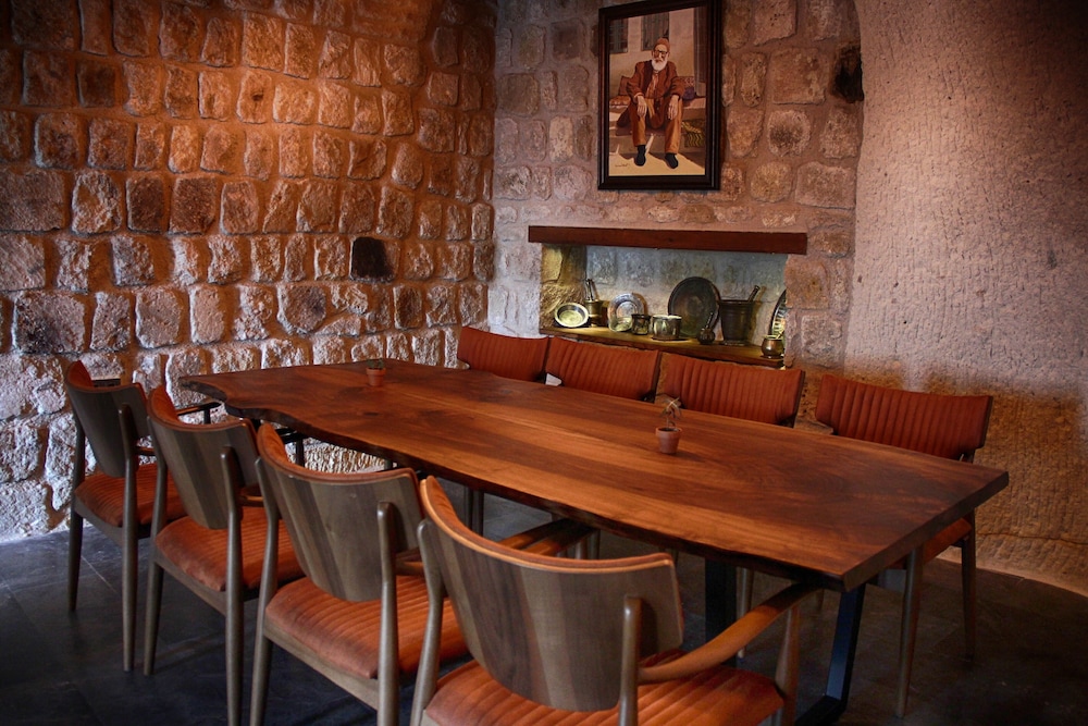 1811 Cave Hotel 35/50