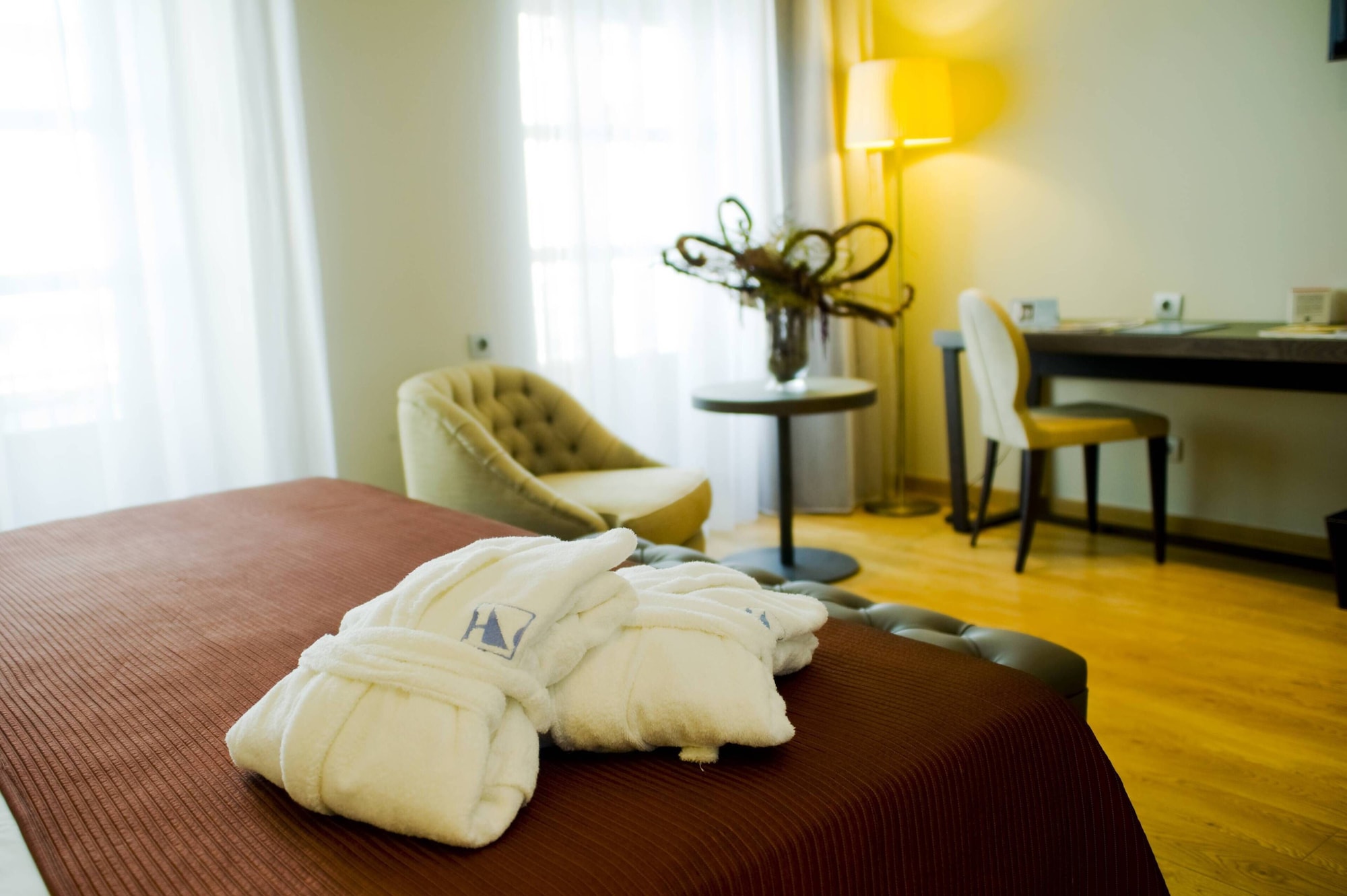 ROMANTIC, DOUBLE BED