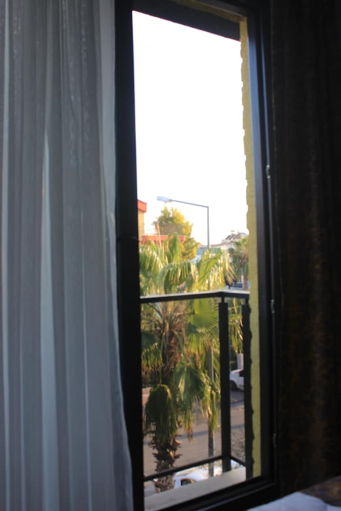 Retro Star Suites 34/38