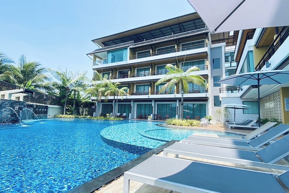 Aqua Resort Phuket 12/70