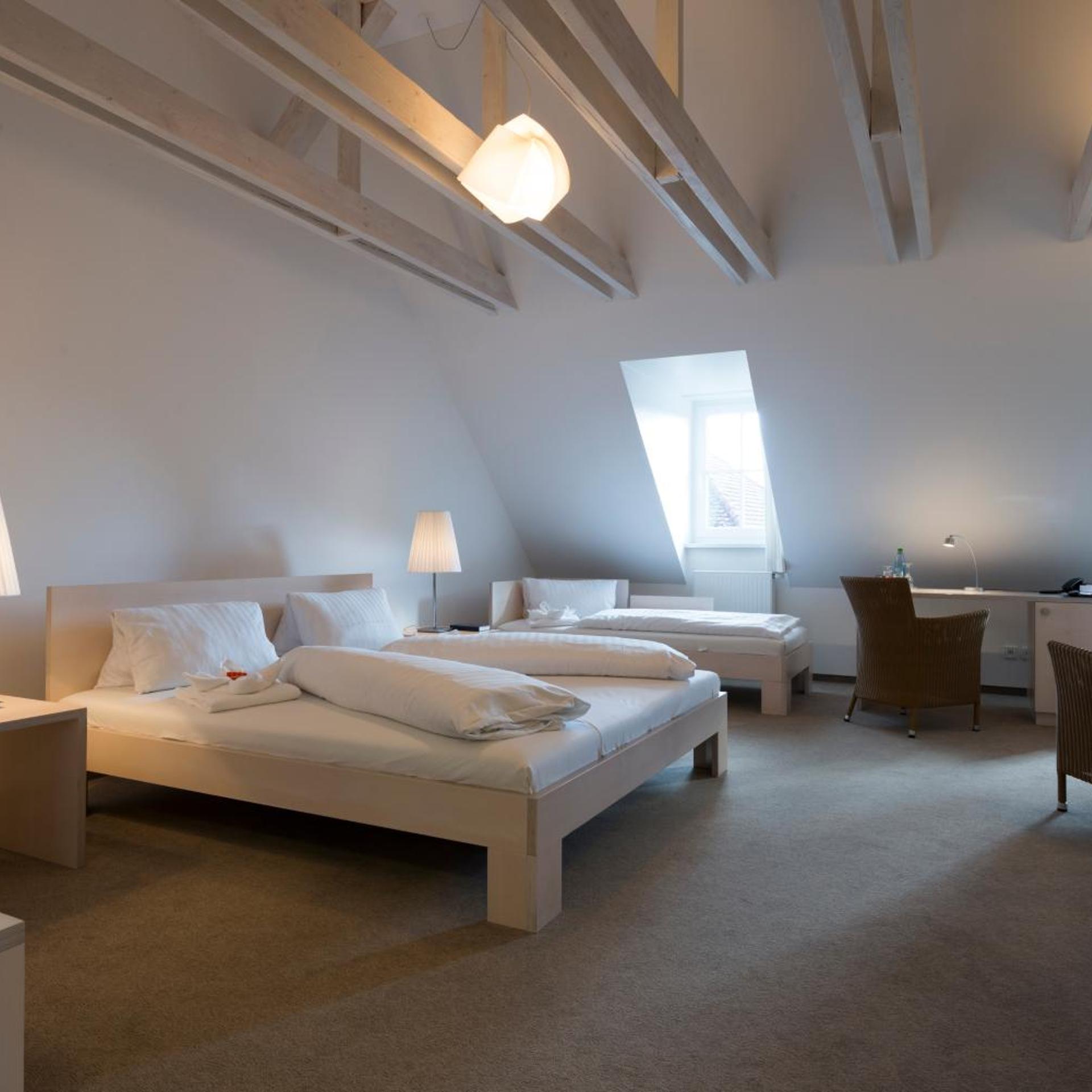 Room, Quintuple