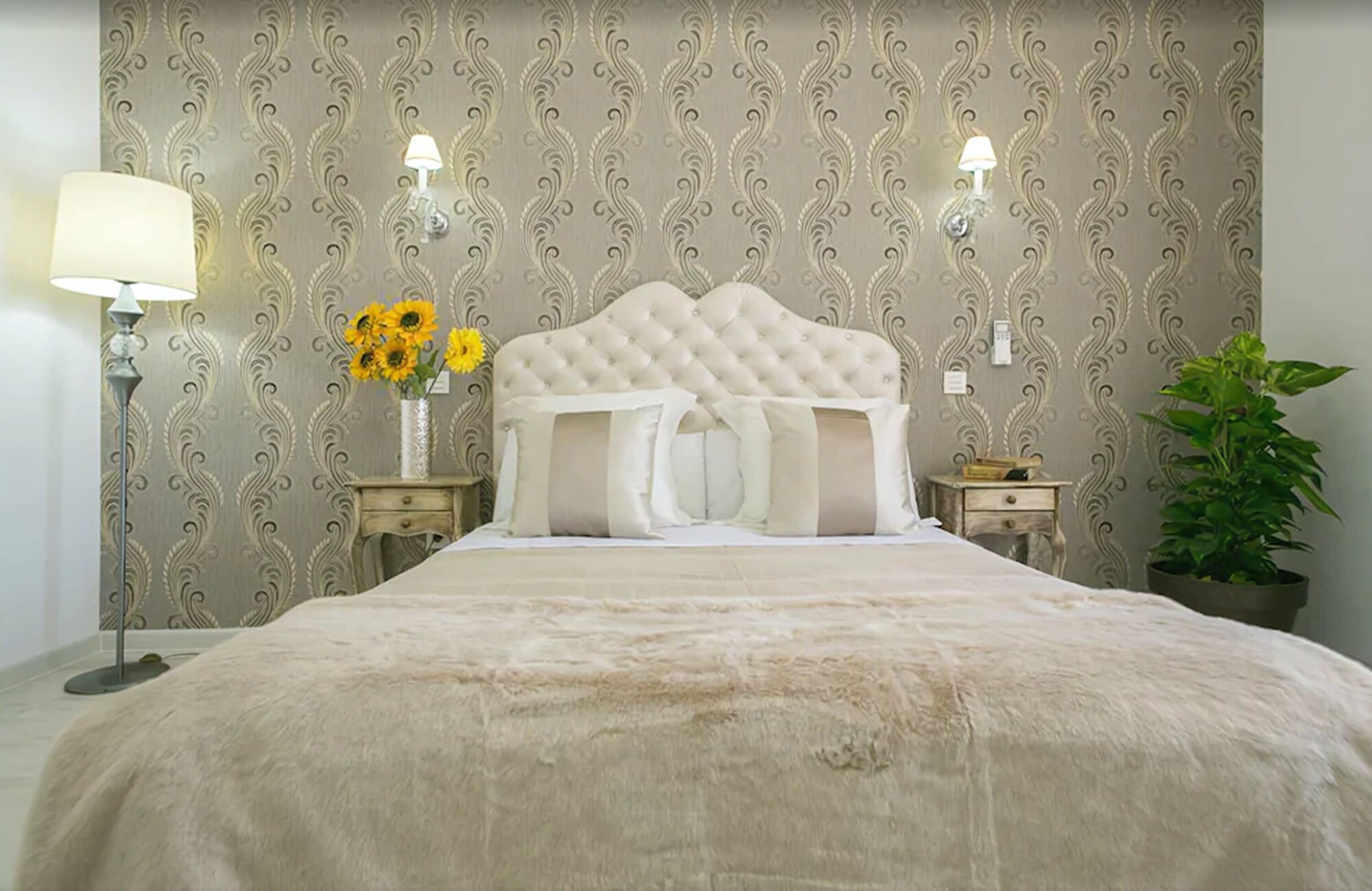INTERIOR, DELUXE, DOUBLE BED