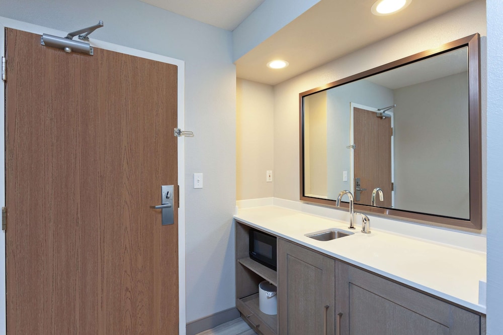 Hampton Inn and Suites Hermosa Beach 15/43