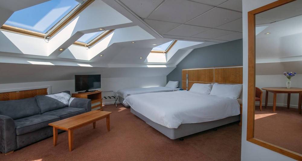 EXECUTIVE, MULTIPLE BEDS
