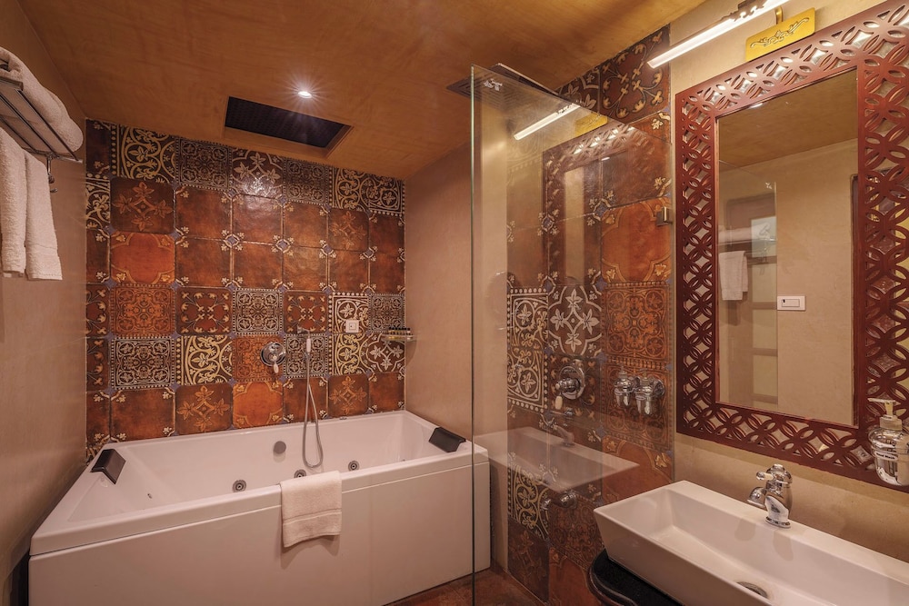 R Chandras Palace 41/42