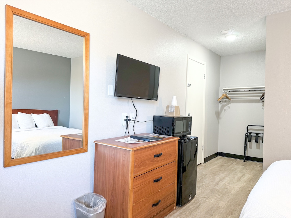 Super 7 Motel 14/22