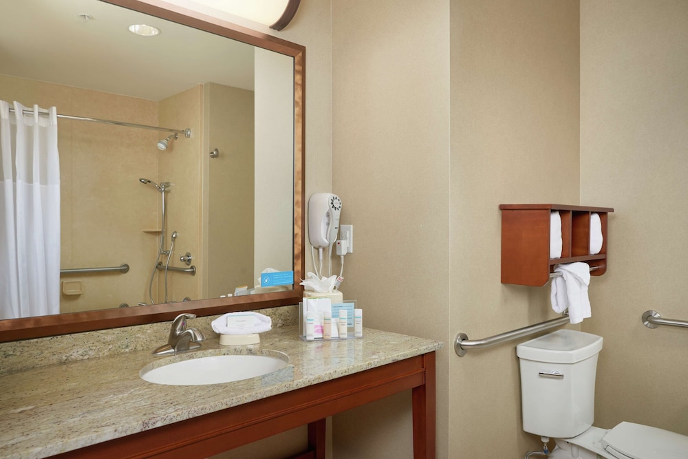 Hampton Inn and Suites Salem 18/42