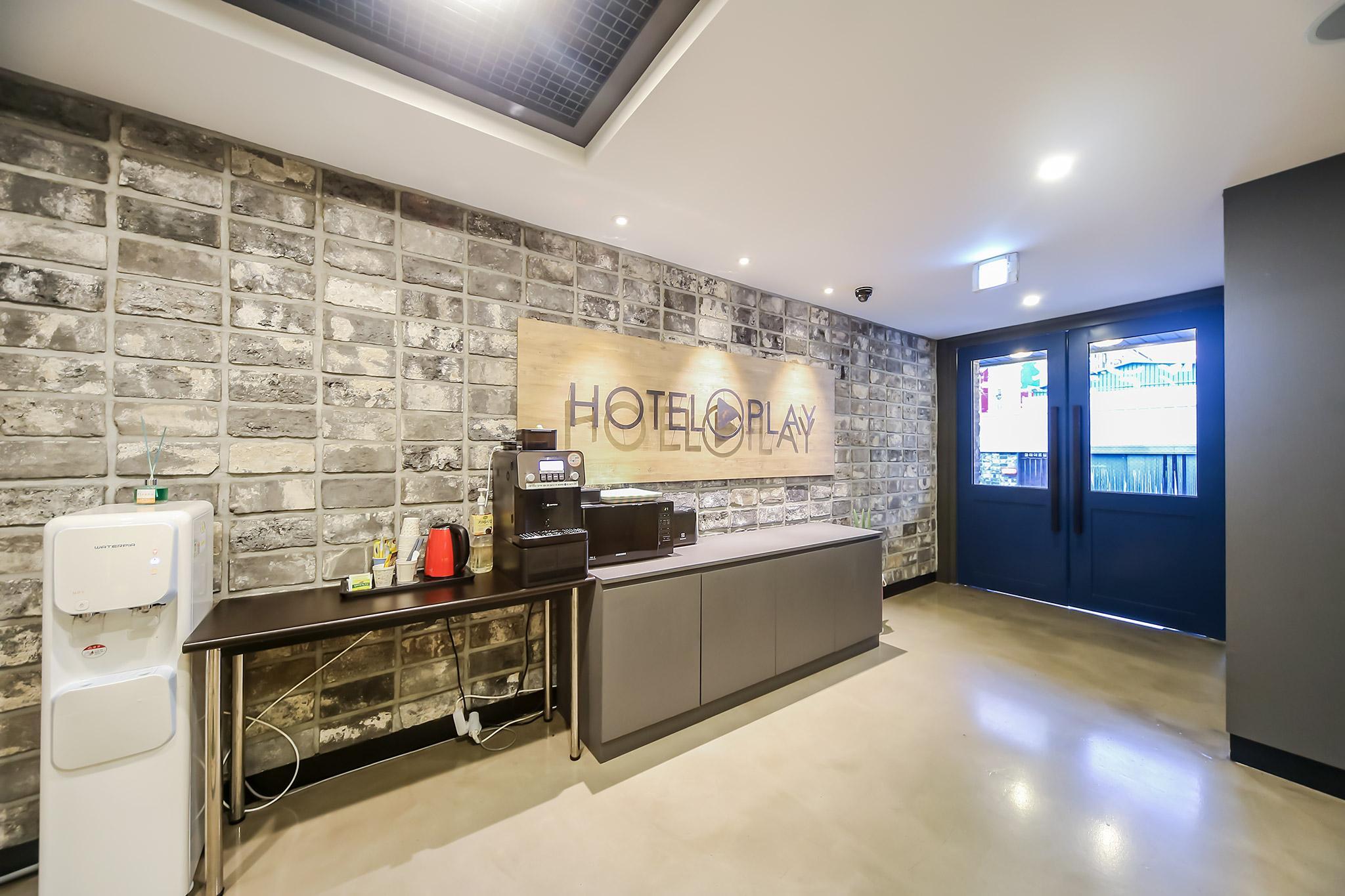Play Hotel 19/76