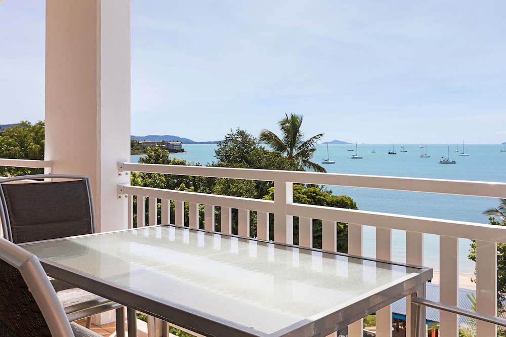 AIRLIE BEACH HOTEL 5/70