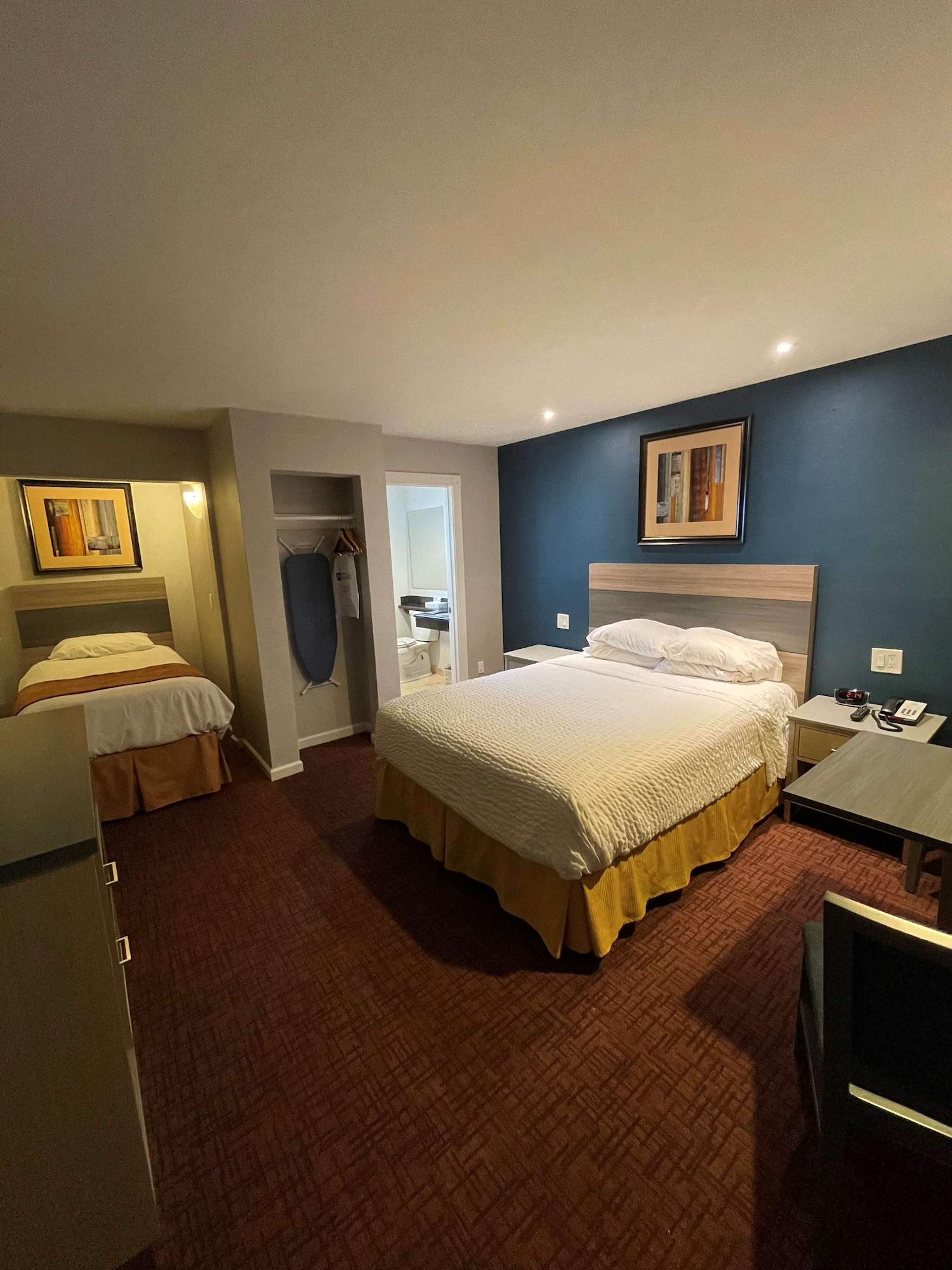 غرفة قياسية بسرير كوين وسرير فردي، SureStay Hotel by Best Western San Rafael 6/8