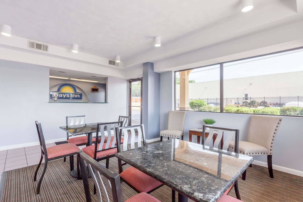 Days Inn by Wyndham Clinton 11/18