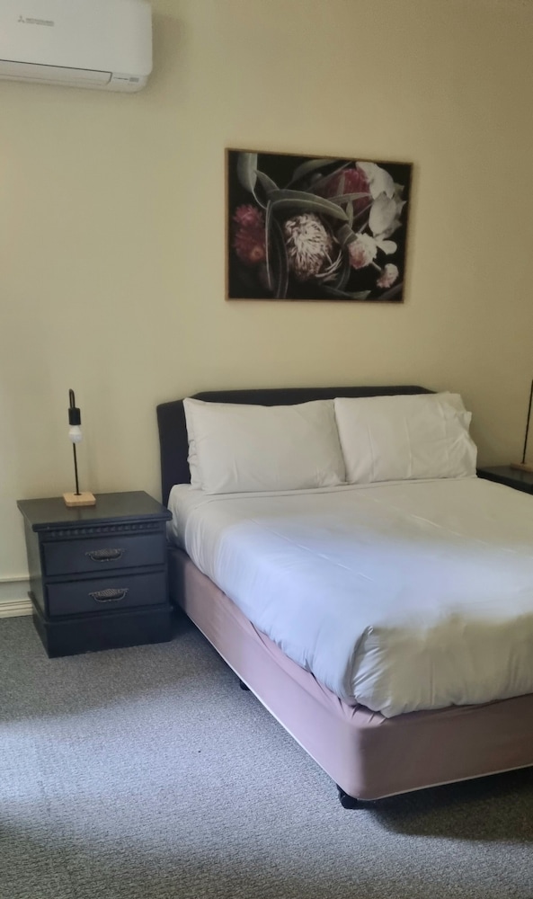 STUDIO, TWIN BEDS