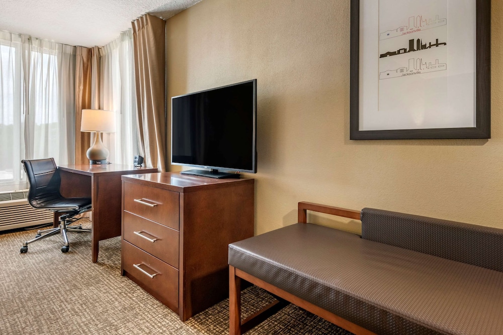 Comfort Suites Baymeadows Near Butler Blvd 20/27