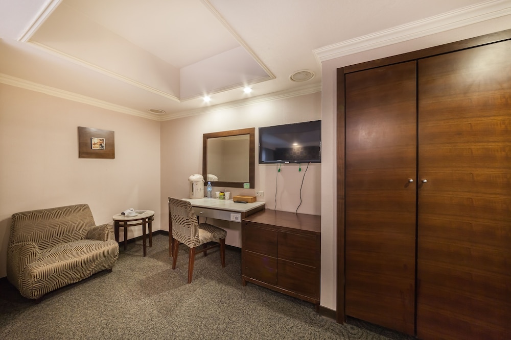Ferrary Hotel 34/50