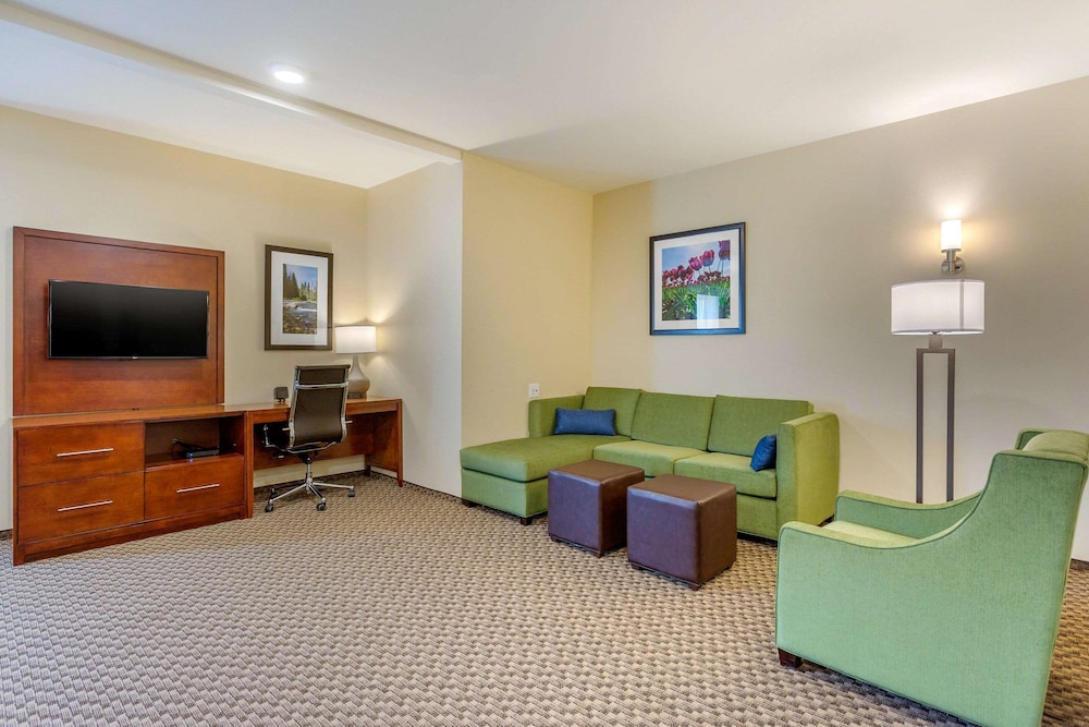 Comfort Suites Burlington Near I-5 24/37