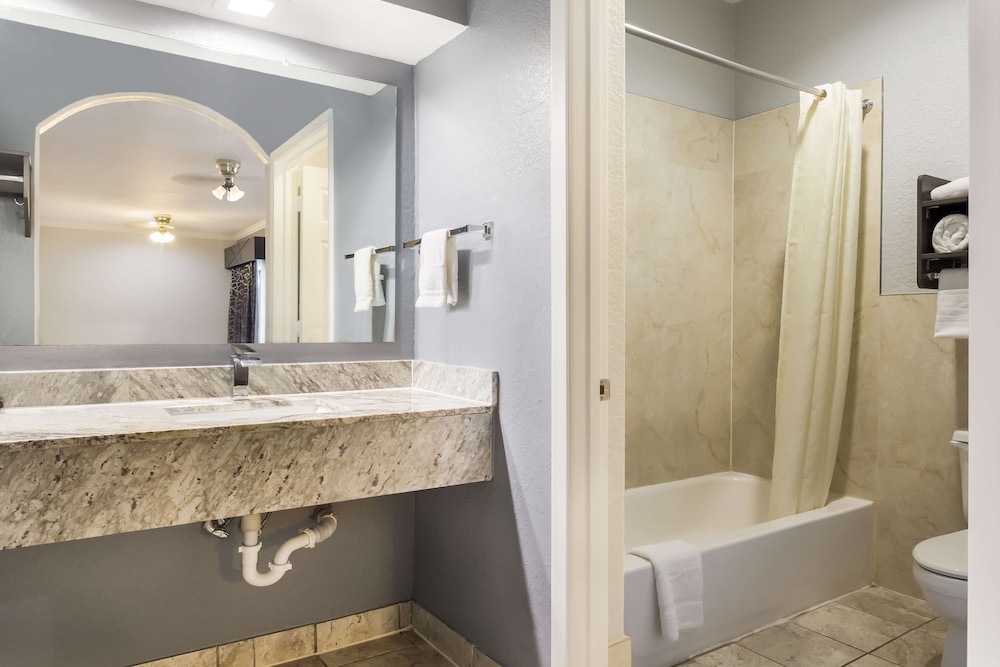 Americas Best Value Platinum Inn Suites 7/24