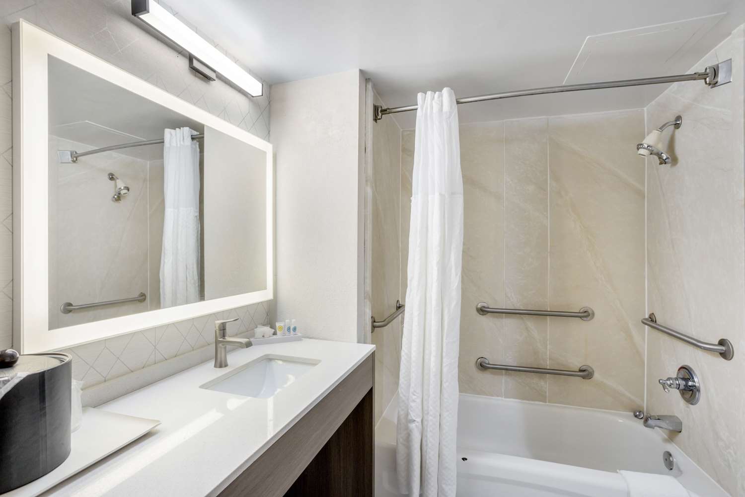 Comfort Inn and Suites Voorhees - Mt. Laurel 14/17