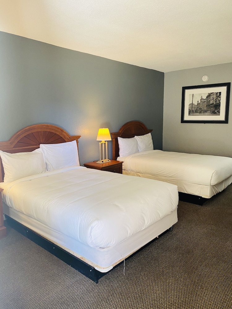 Travelers Place Inn & Suites 40/73
