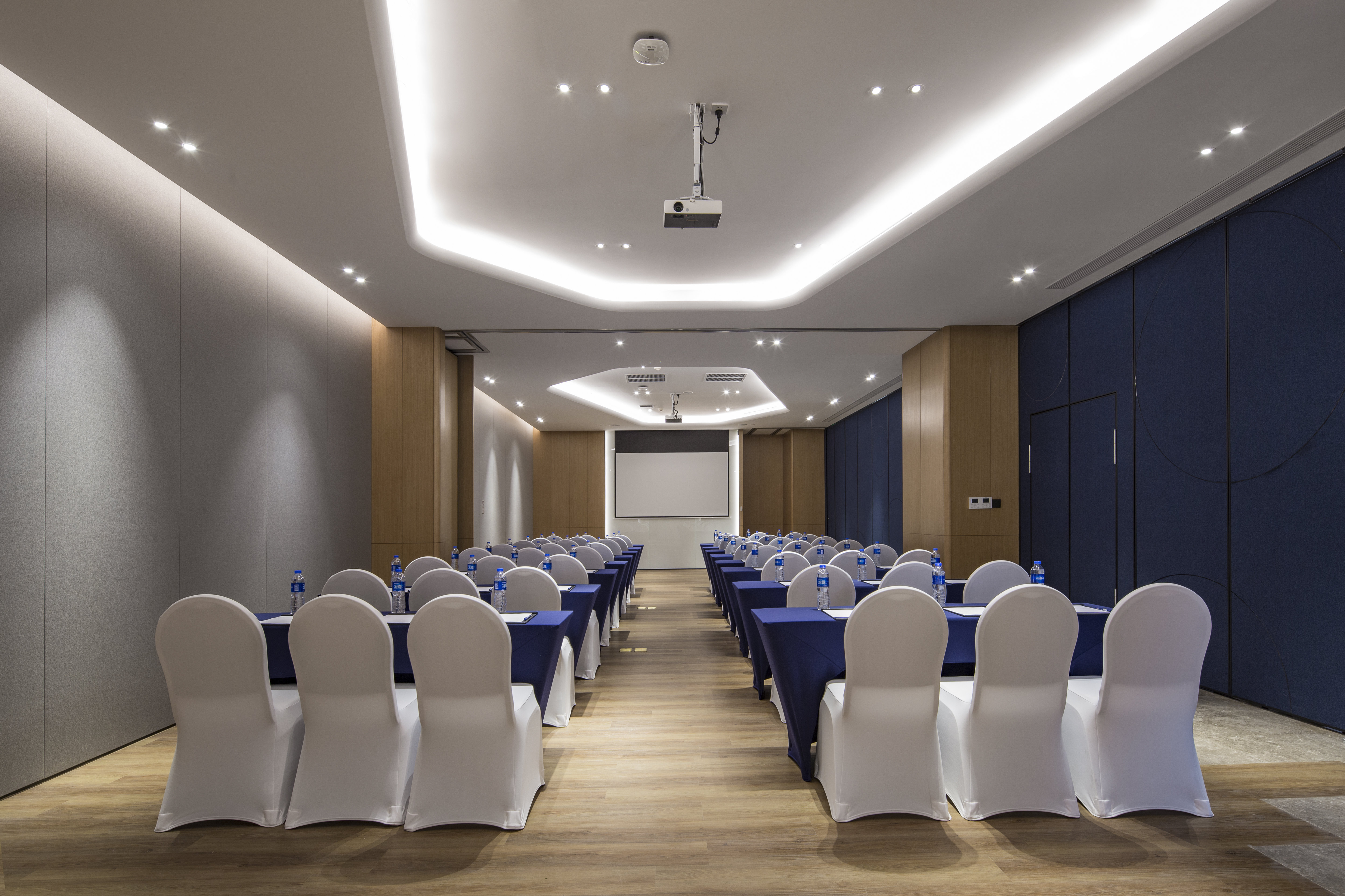 Holiday Inn Express Shanghai Kangqiao 28/33