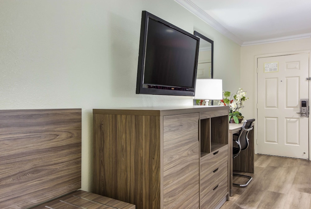 Americas Best Value Inn Columbus, TX 35/41