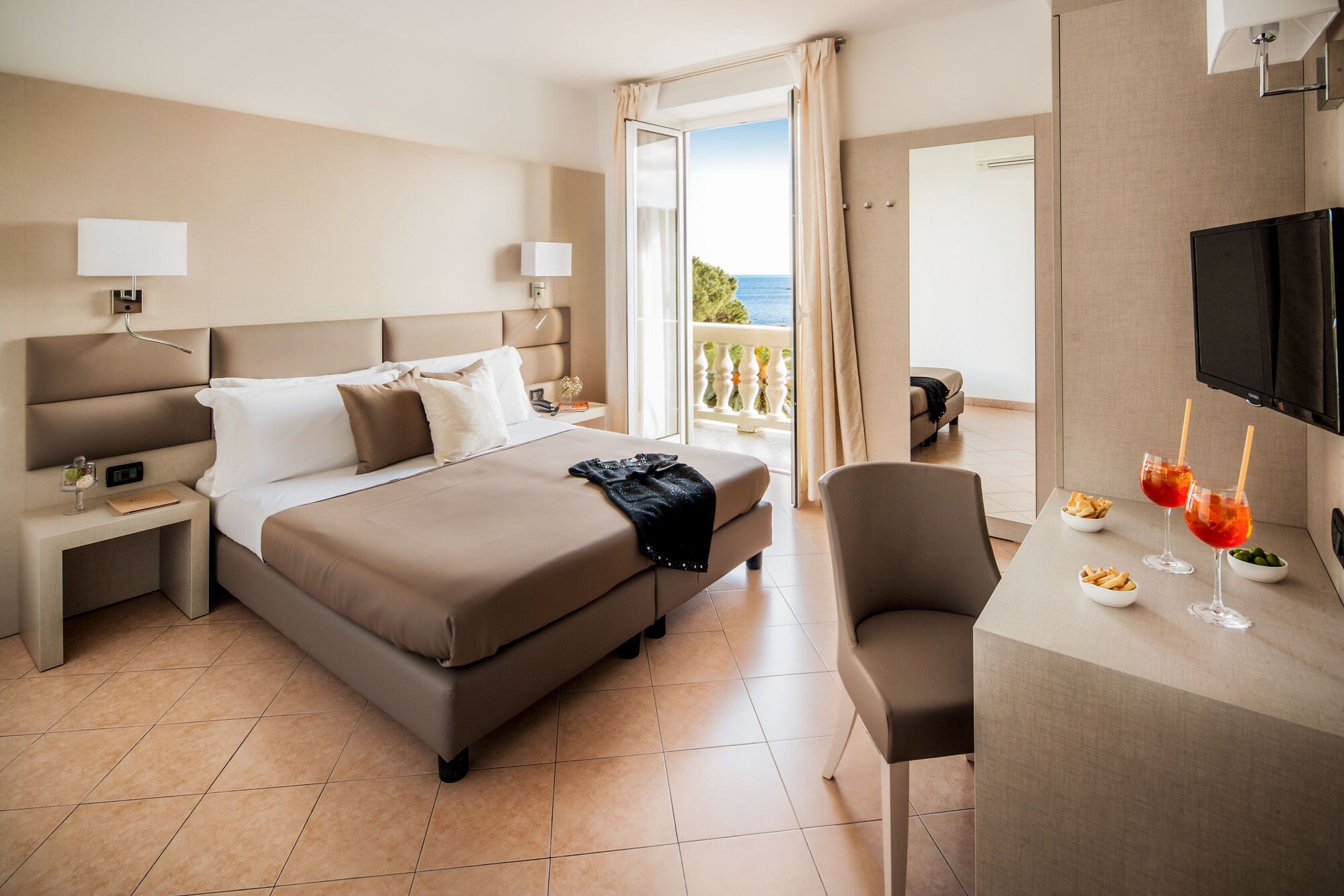 DELUXE, DOUBLE OR TWIN BED, SEA VIEW, BALCONY