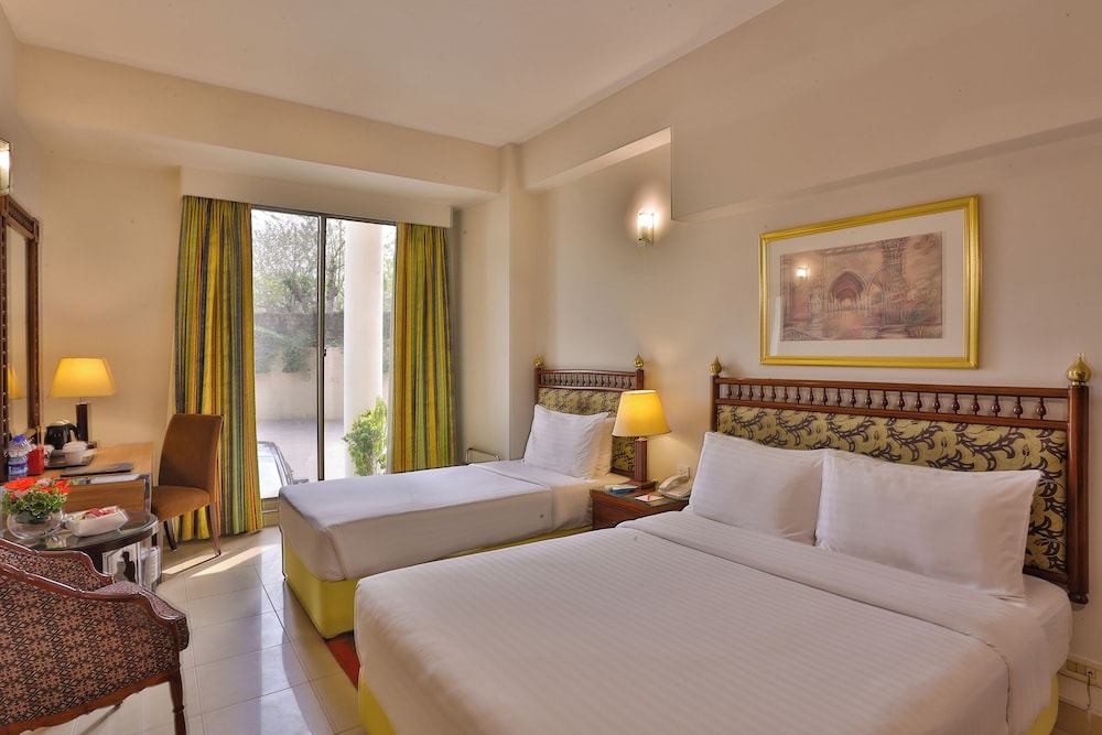 Avari Xpress Islamabad 6/42