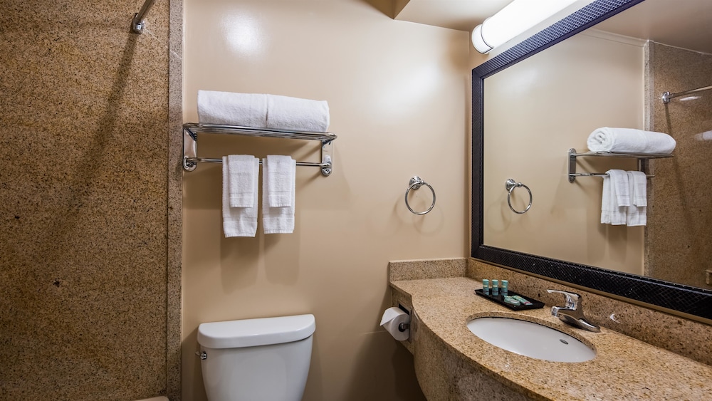 New Englander Inn Bennington 14/32
