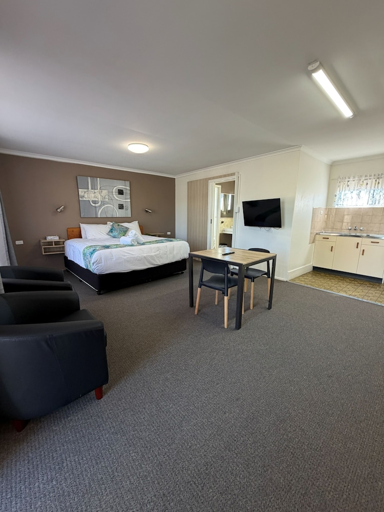 RIVIERA MOTEL BUNDABERG 23/44