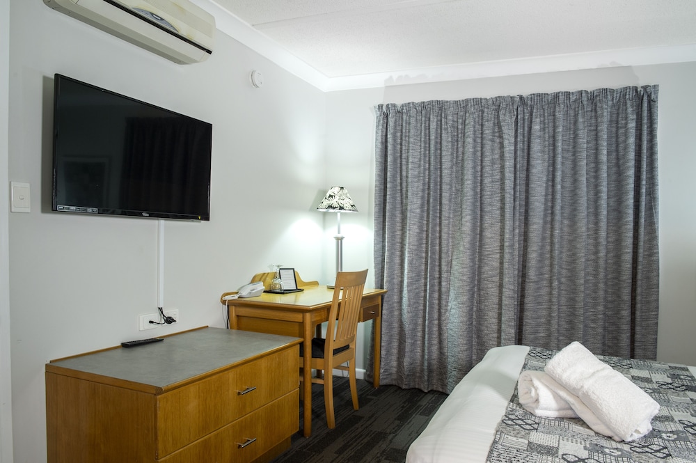 IPSWICH COUNTRY MOTEL 26/49
