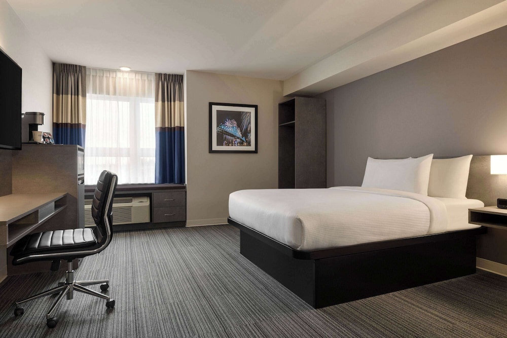 ROOM, QUEEN BED, ACCESSIBLE