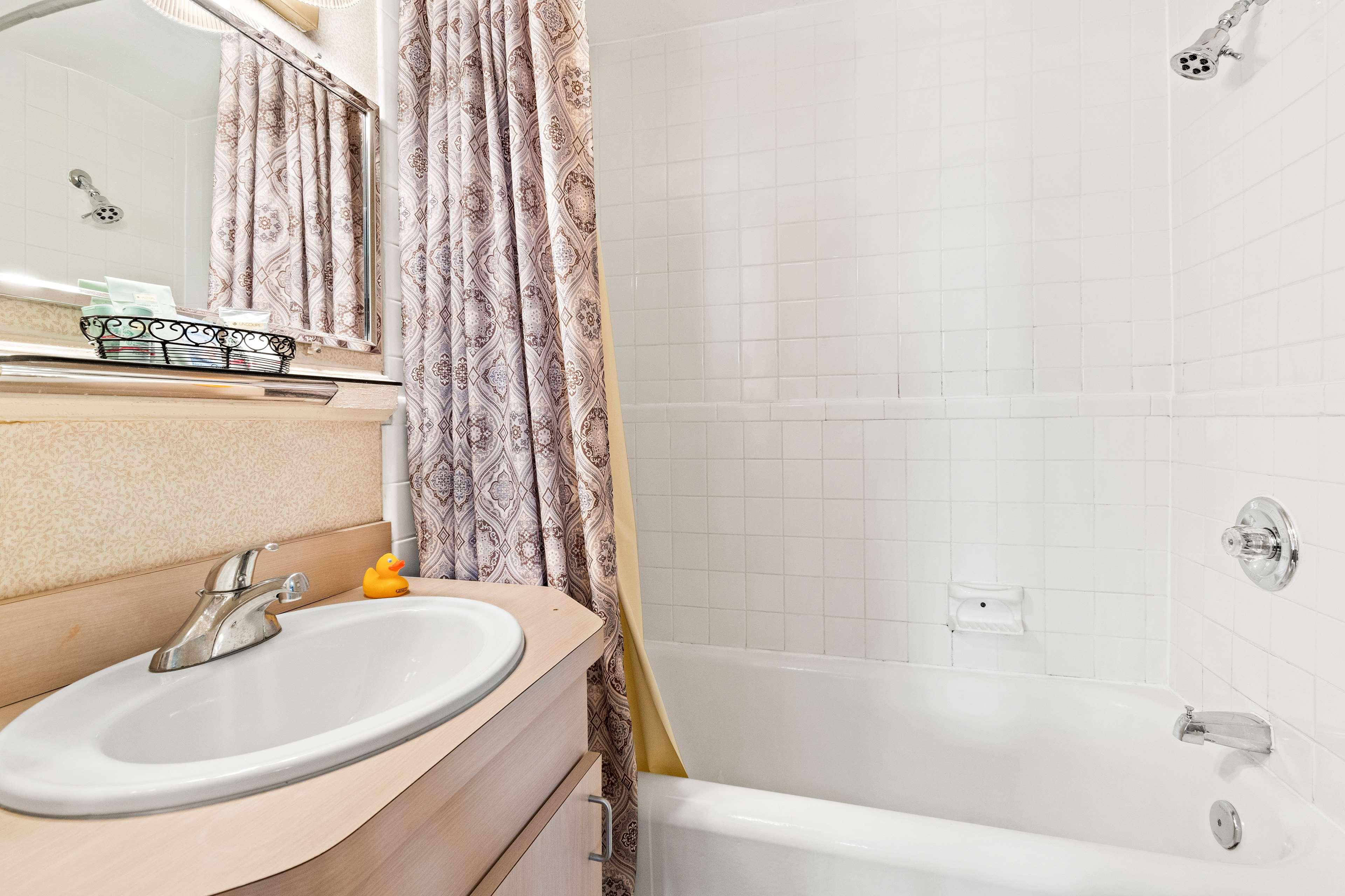 جناح بسرير كينج بمنطقة جلوس بمطبخ صغير في طابق مرتفع، Genetti Hotel SureStay Collection By Best Western 5/5