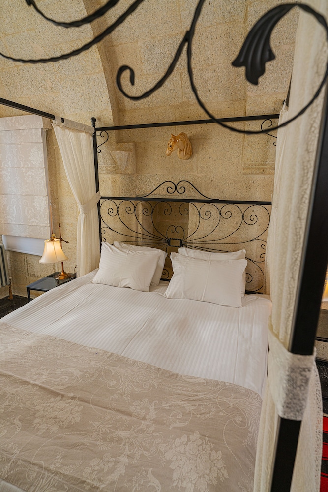HONEYMOON, DOUBLE BED
