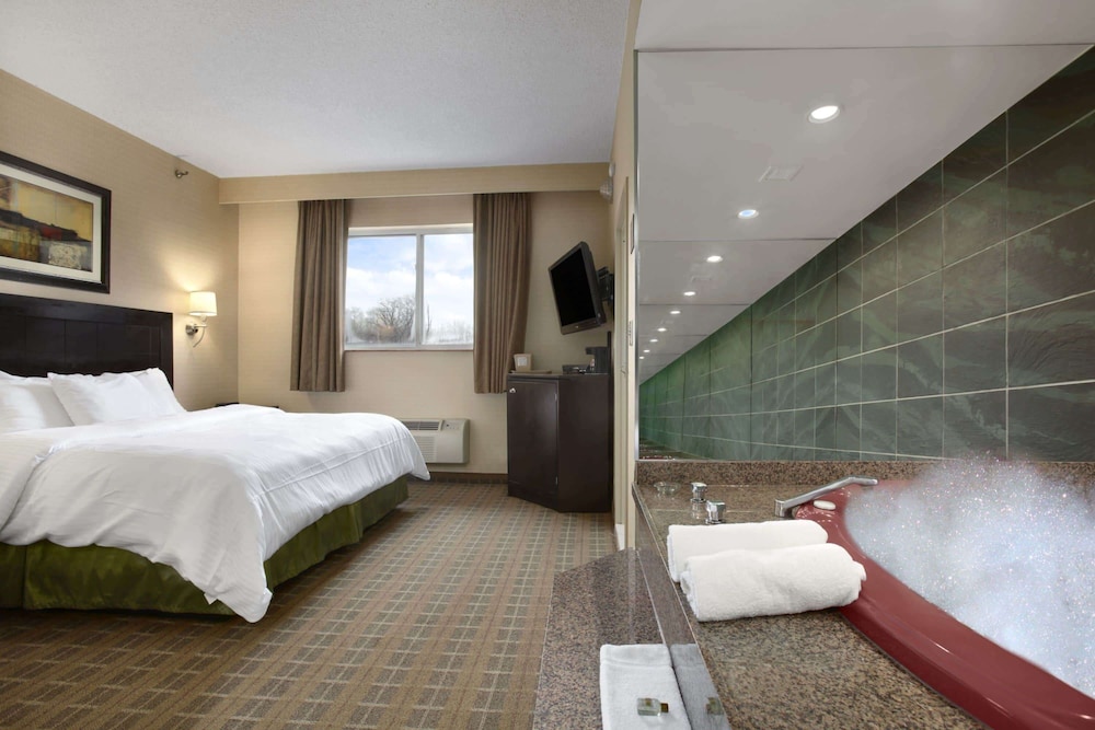 Ramada by Wyndham Bronx 14/55