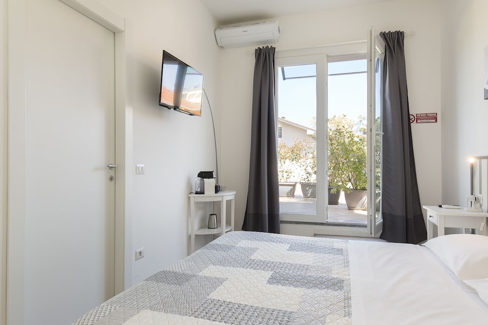 ROOM, DOUBLE OR TWIN BED, TERRACE