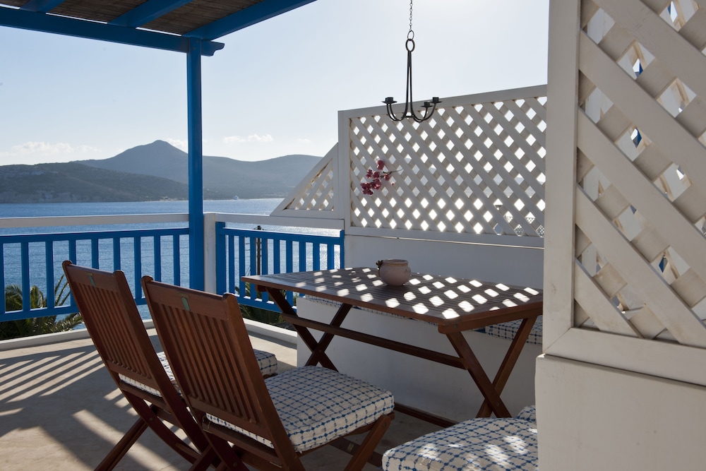 Dolphin Antiparos Villas and Suites 4/50