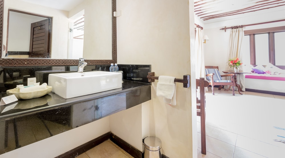 Jacaranda Indian Ocean Beach Resort 40/40