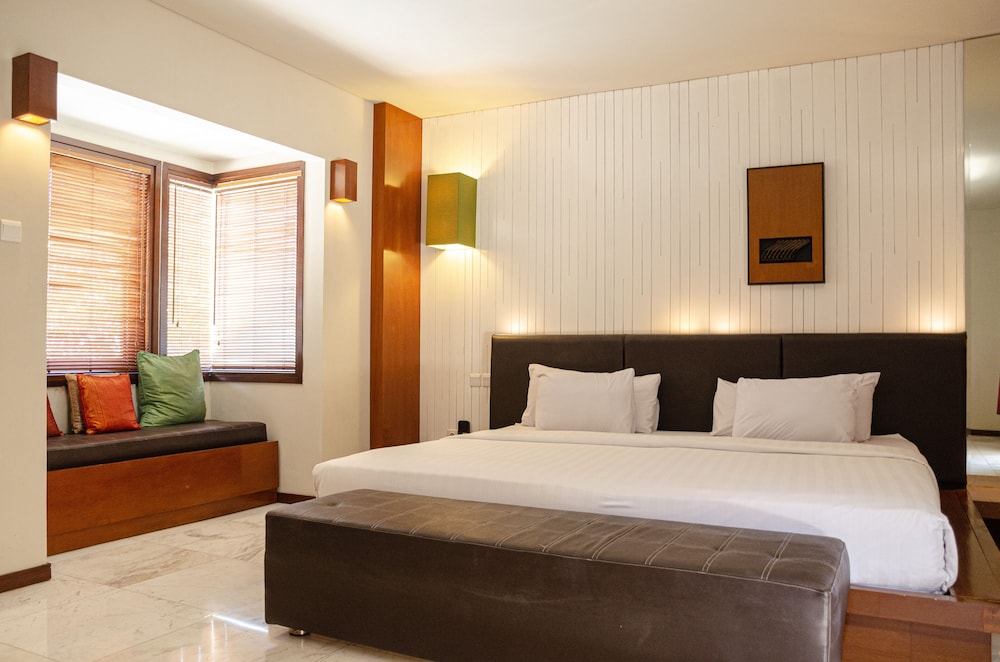 DELUXE, SUITE, SHARED BATHROOM