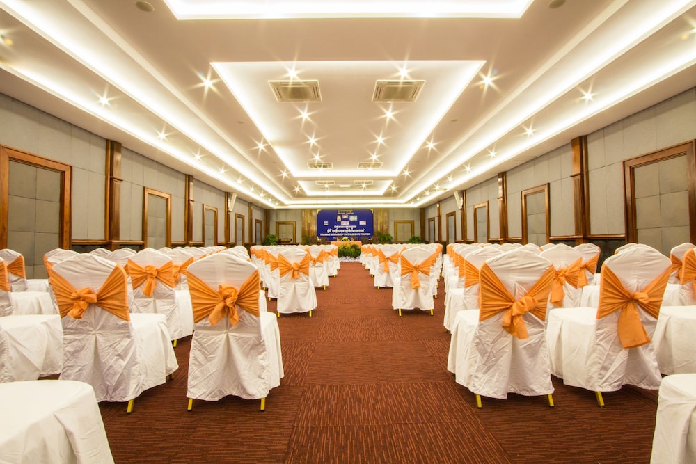 Royal Empire Hotel 35/50