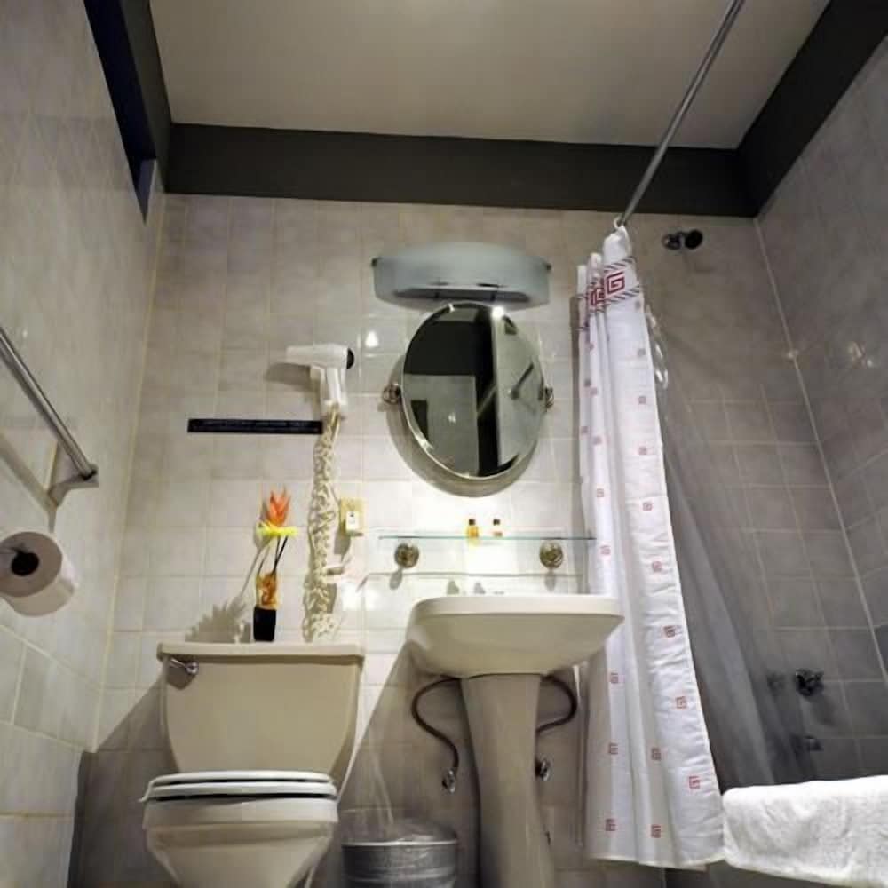 Off Soho Suites Hotel 37/38