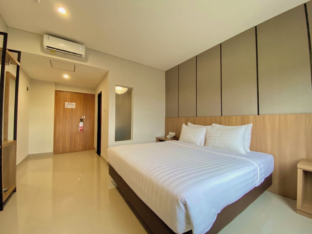 Front One Hotel Gombong 16/48
