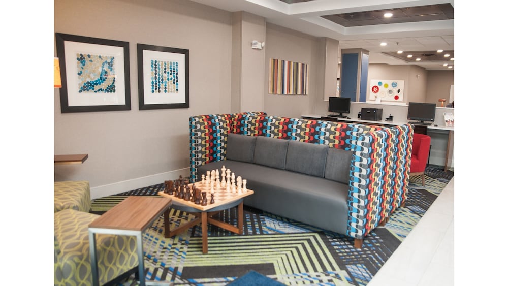 Holiday Inn Express Hotel Suites Norfolk 36/48