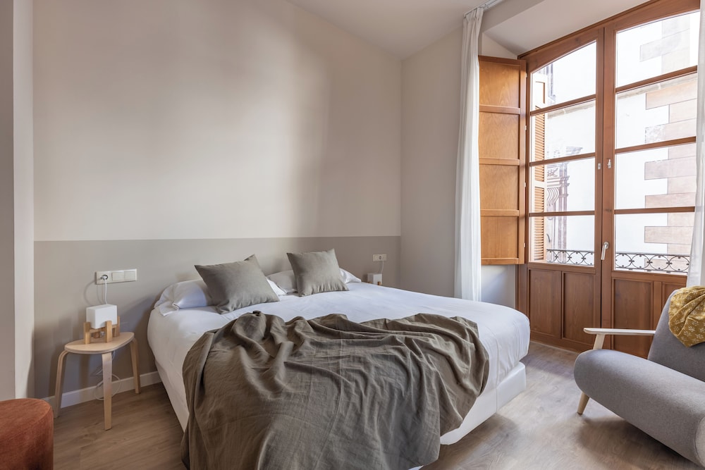 SUPERIOR, STUDIO, QUEEN BED