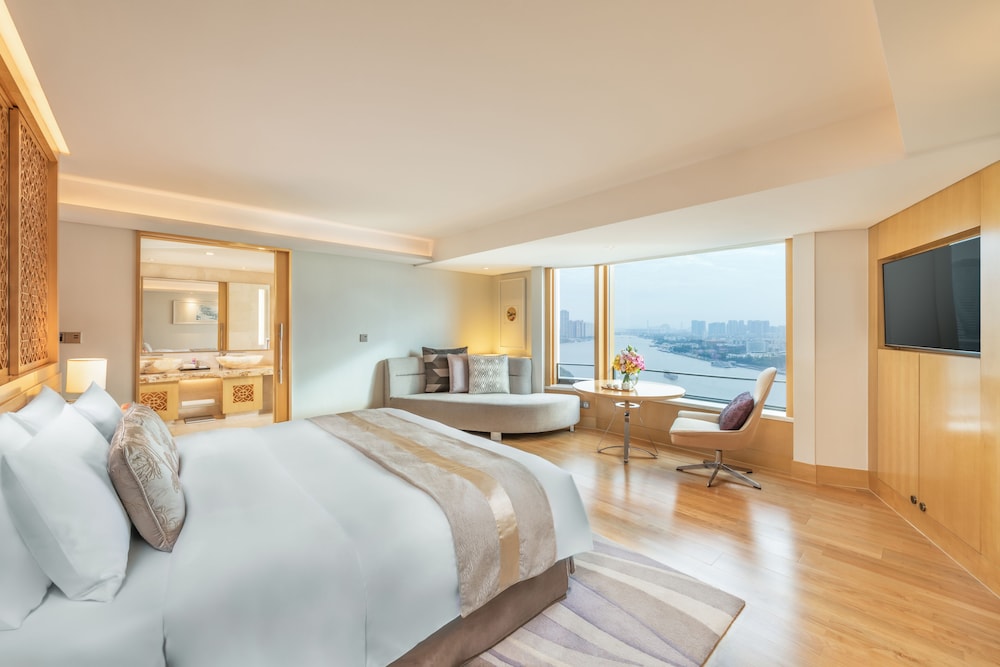 CLUB, DELUXE, KING BED, RIVER VIEW