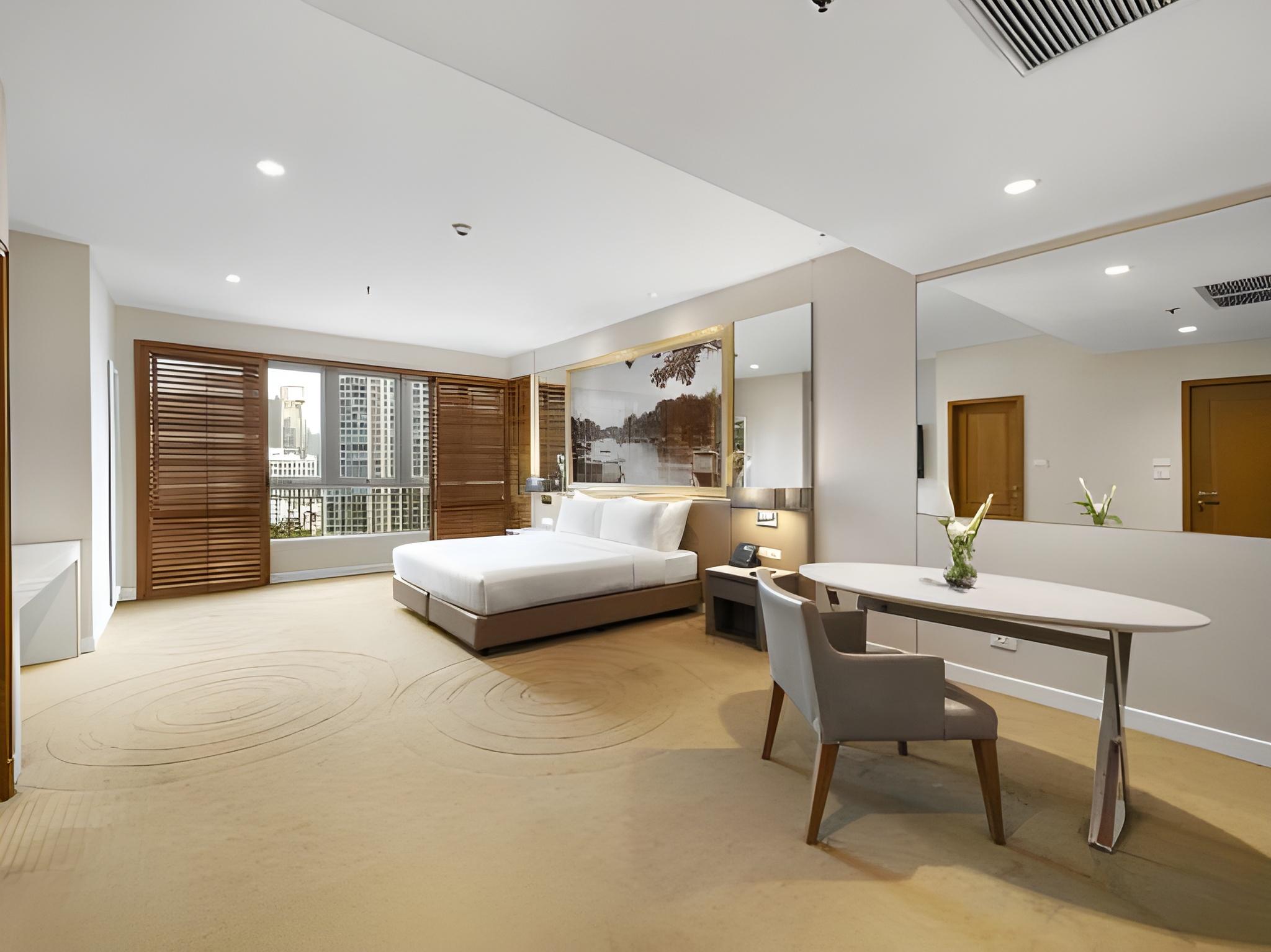 EXECUTIVE SUITE