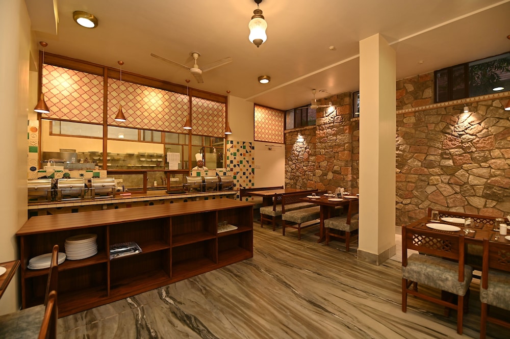 Om Niwas Suite Hotel 57/67